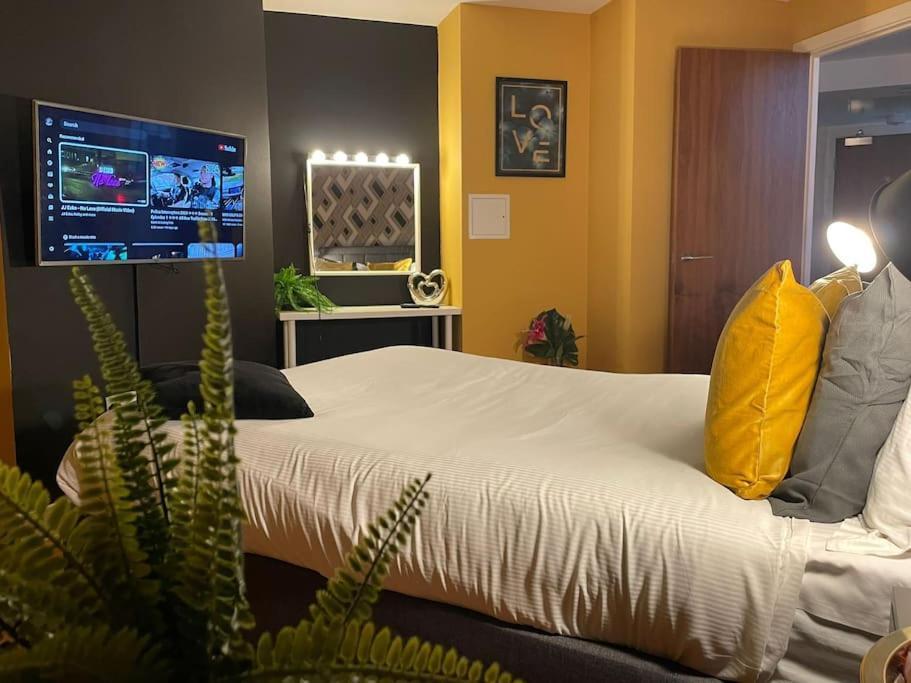 Cosy City Centre Apartment With Parking Бирмингам Екстериор снимка